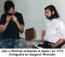 Jobs y Wozniak probando el Apple I en 1975
