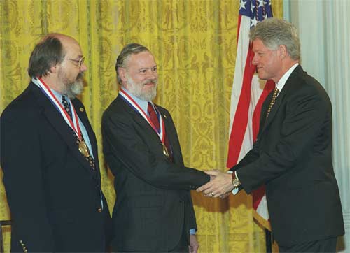 Thompson y Ritchie, recibiendo la Medalla nacional de tecnologa en 1999