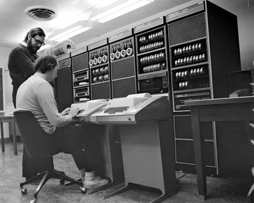 Thompson y Ritchie, trabajando en el PDP-11